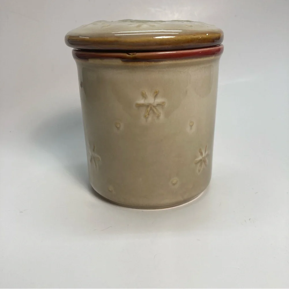 Santa Clause Christmas Ceramic Crock With Lid Mug Size Beige Presents Trees Snow
